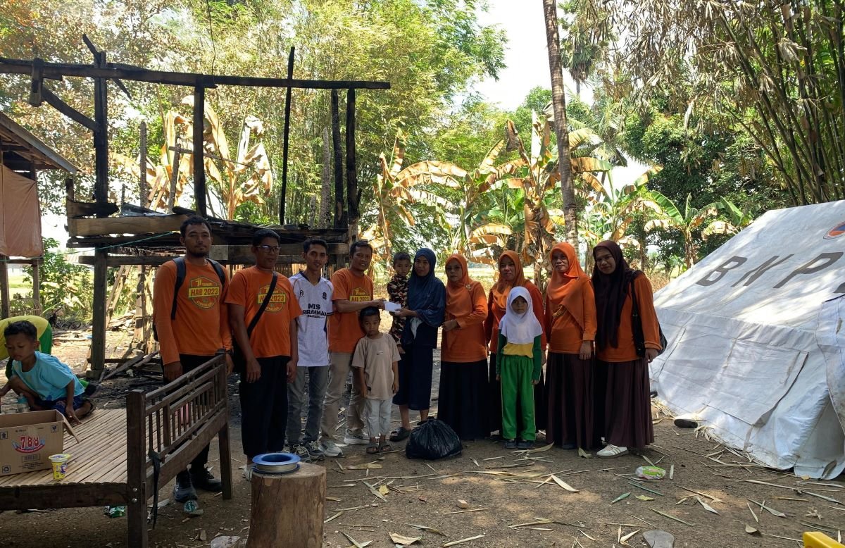 Peduli Sesama, MI Arrahman Pajekko Serahkan Bantuan Korban Kebakaran