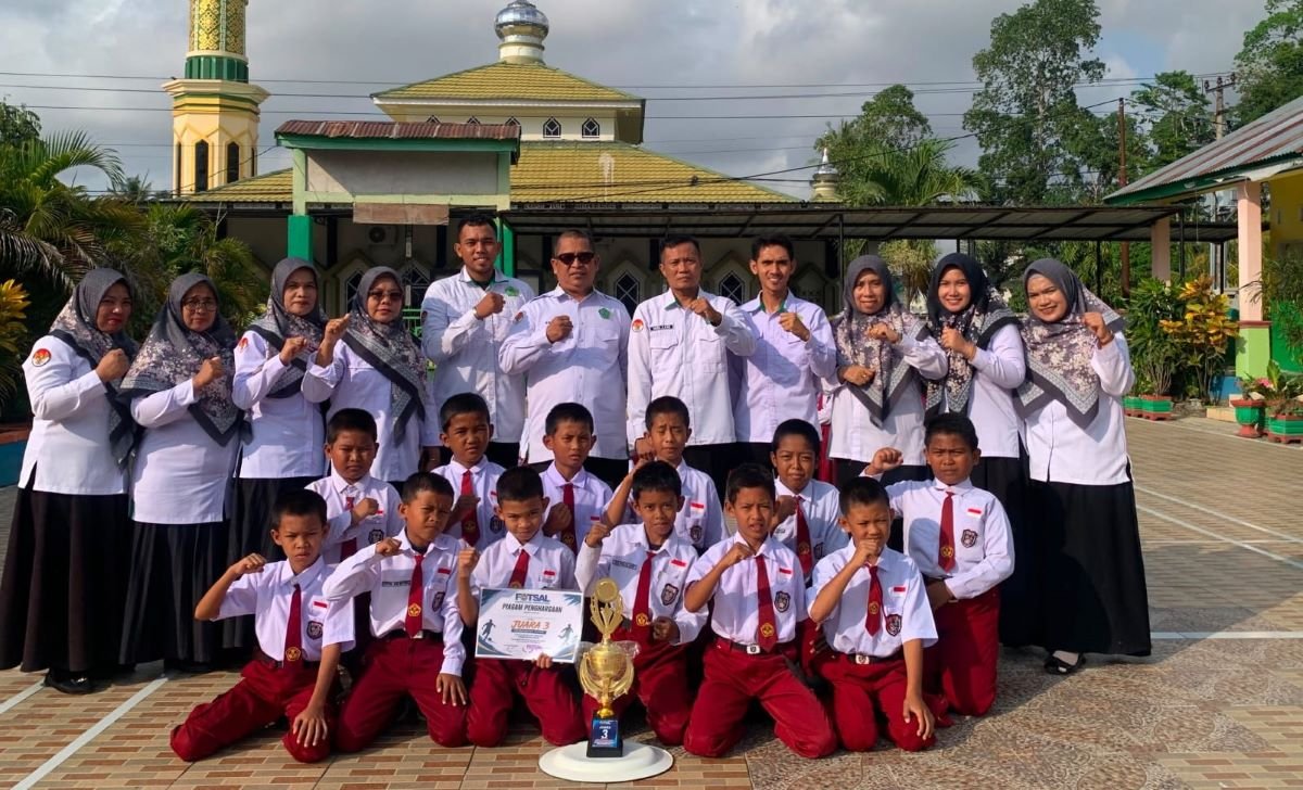 MI Arrahman Pajekko Raih Juara III Bersama Turnamen Futsal Afkab Bone