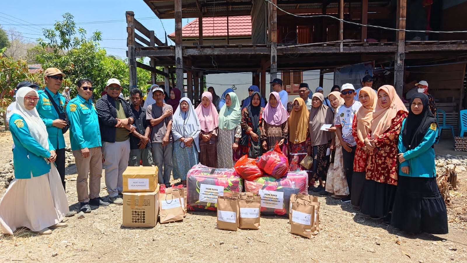 Kemenag Bone Peduli Salurkan Bantuan bagi Korban Kebakaran Sanrangeng