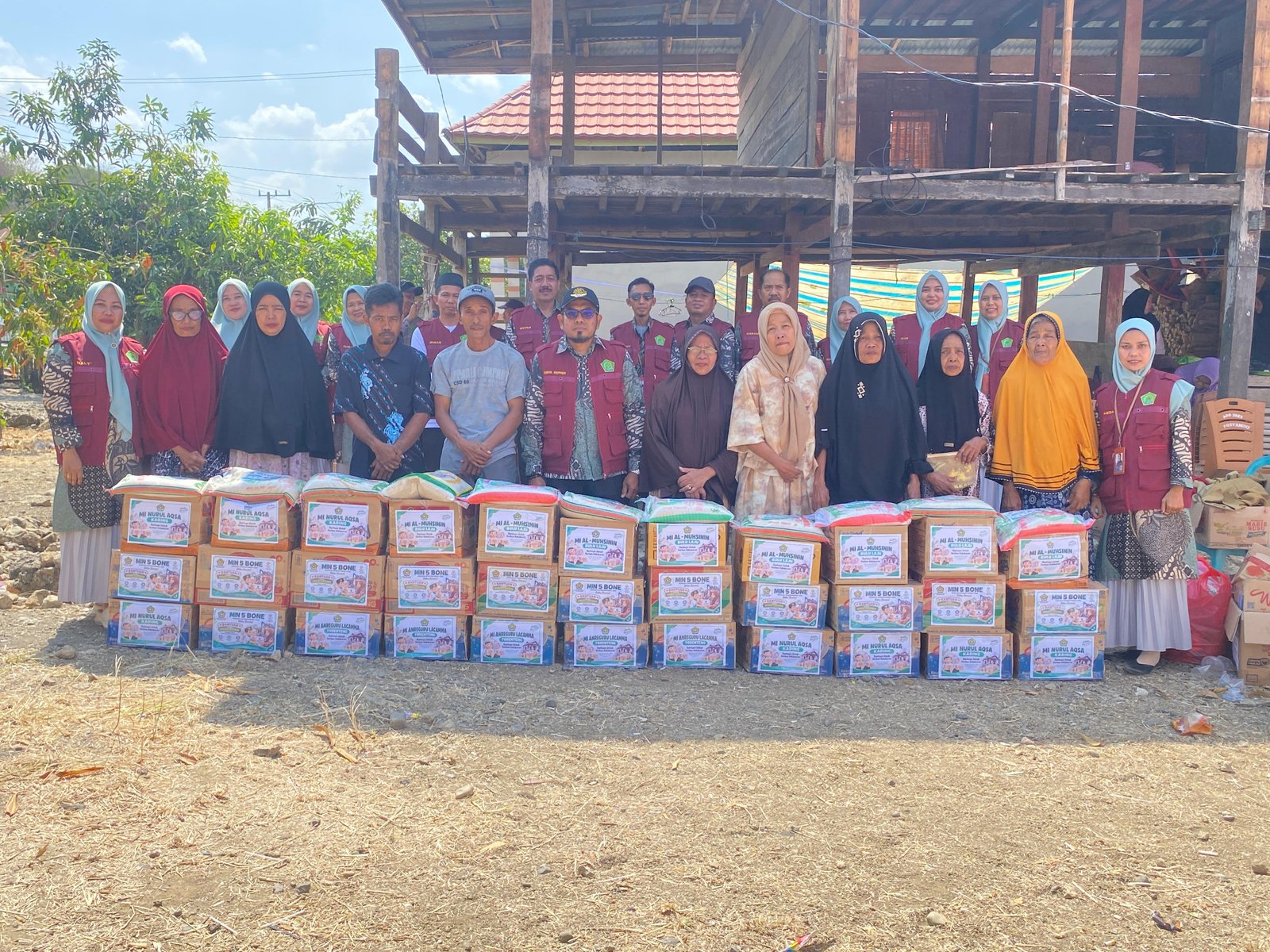 Ulurkan Kepedulian, MIN 5 Bone Bantu Warga Terdampak Kebakaran Sanrangeng