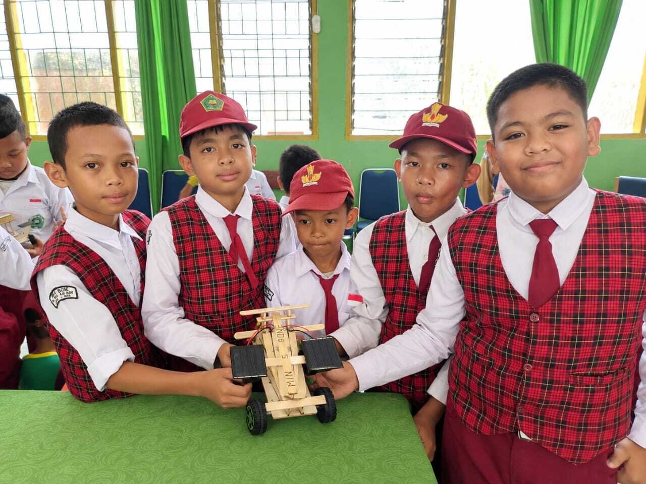 Inovasi Mobil Miniatur Tenaga Surya, Siswa MIN 5 Bone Raih Dua Prestasi Di Pekan Expo